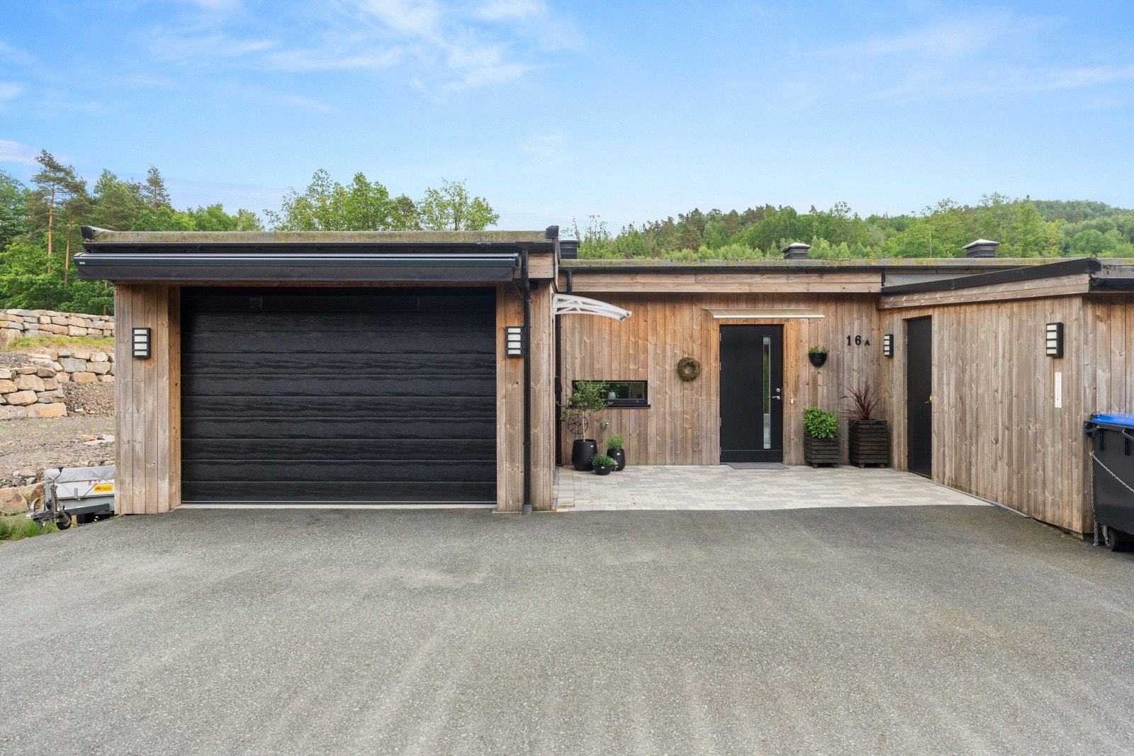 Garasje med elektrisk portåpner - 2 Elbiladere, en i garasjen og en ved inngangspartiet Galleribilde