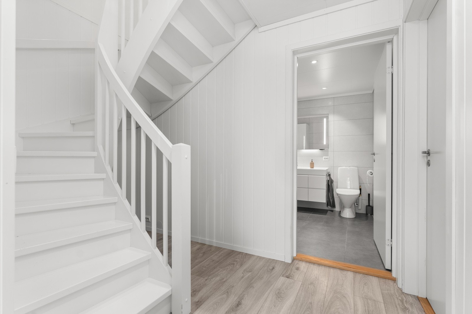 Velkommen ned - Her er det 3 soverom, walk in closet, bad/vaskerom og utgang til hagen Galleribilde