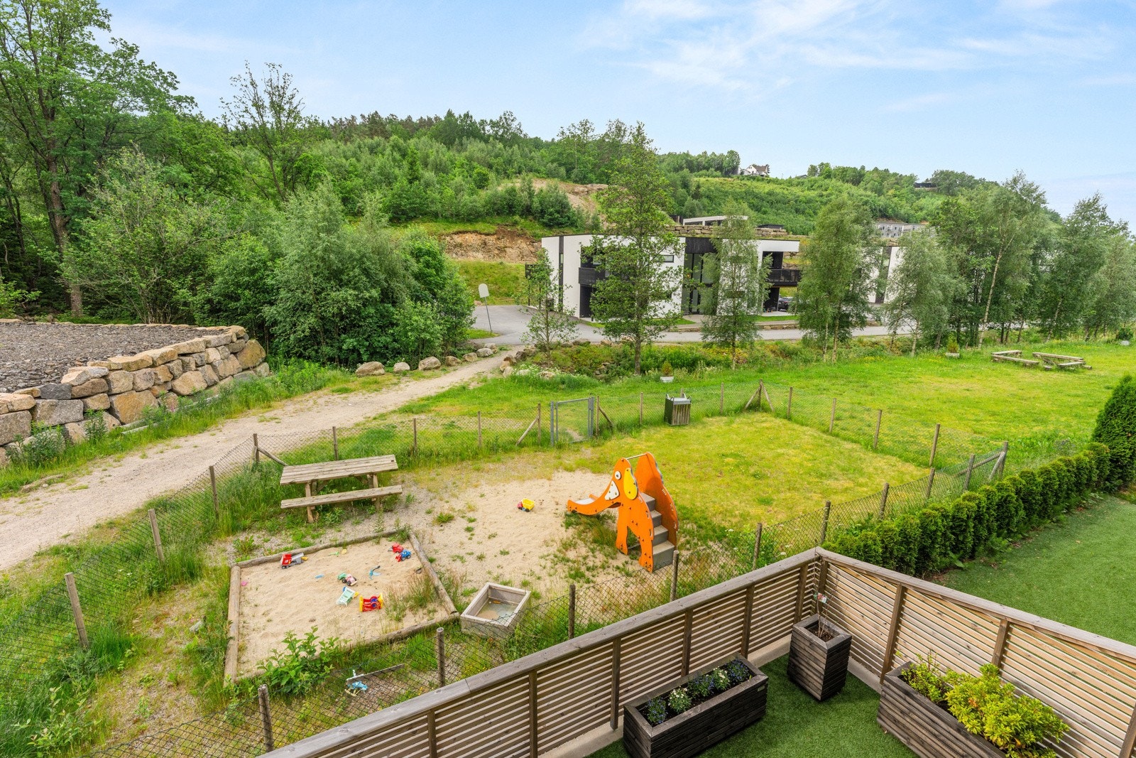 Barnevennlig med lekeplass like foran boligen Galleribilde