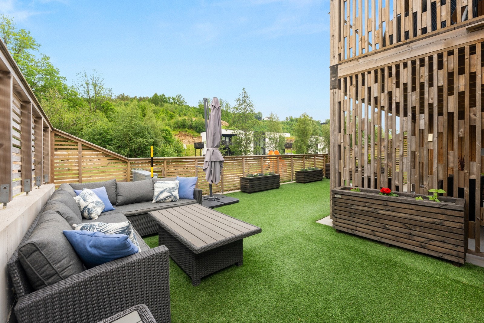 Boligen ligger på enden av feltet og har en romslig tomt Galleribilde