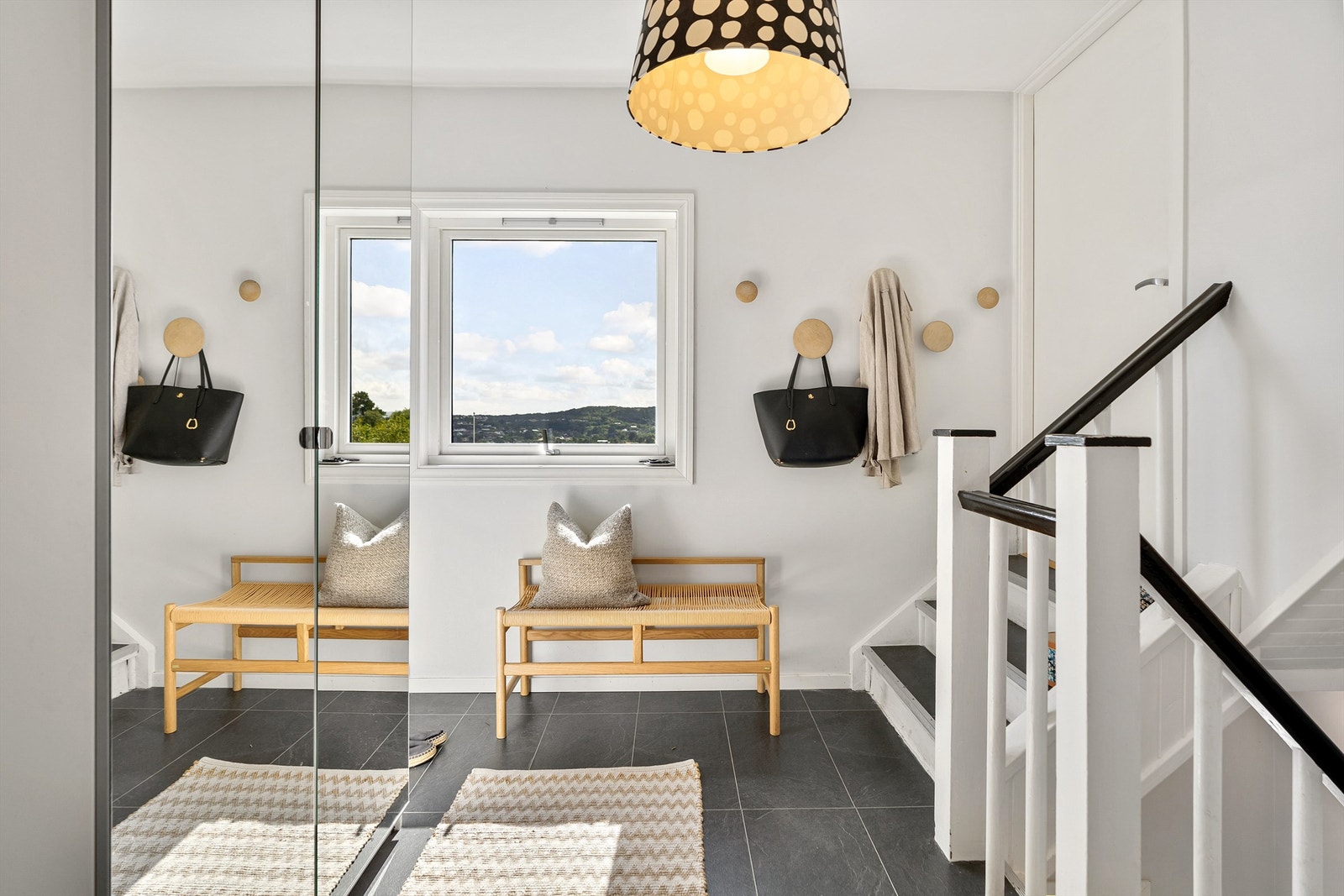 - I entreen er det godt med oppbevaringsplass - Galleribilde