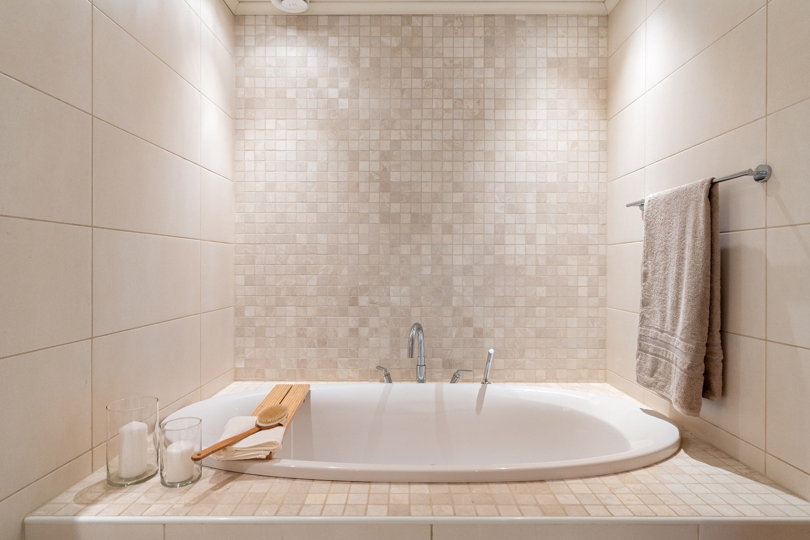 - Badet har et elegant badekar som gir en deilig spa følelse! - Galleribilde