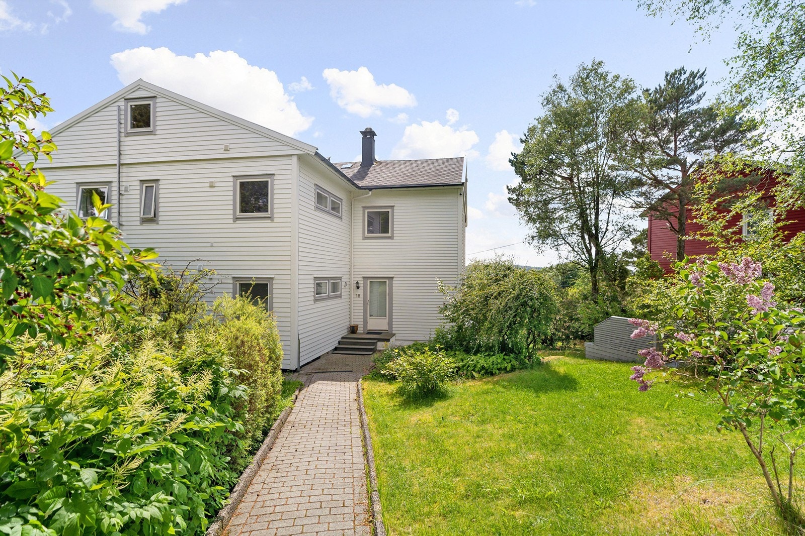 Boligen har en nydelig hage Galleribilde