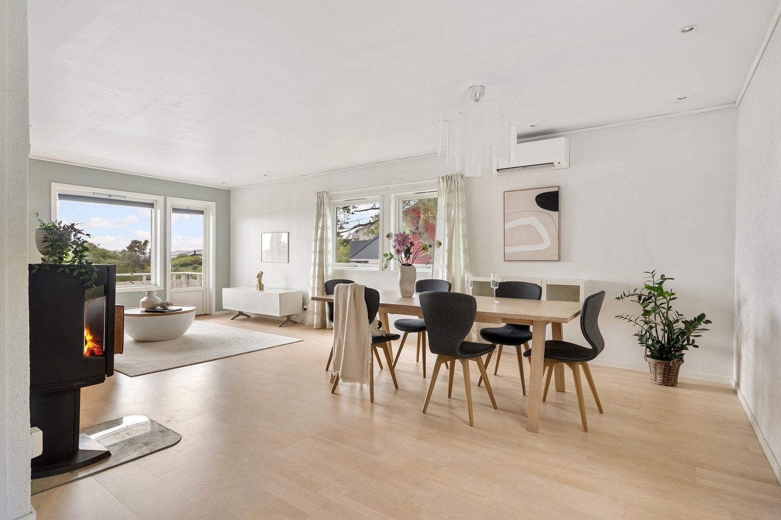 - Leiligheten har en gjennomgående fin standard med flotte gulv- og veggflater - Galleribilde