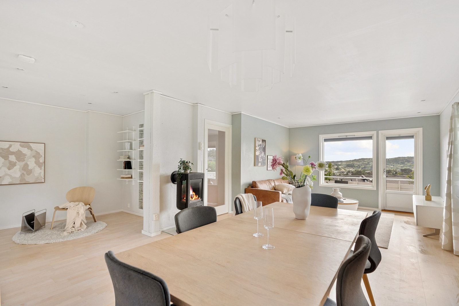 - God plass til spisebord/sittegruppe, med muligheter for egen kreativ innredning - Galleribilde
