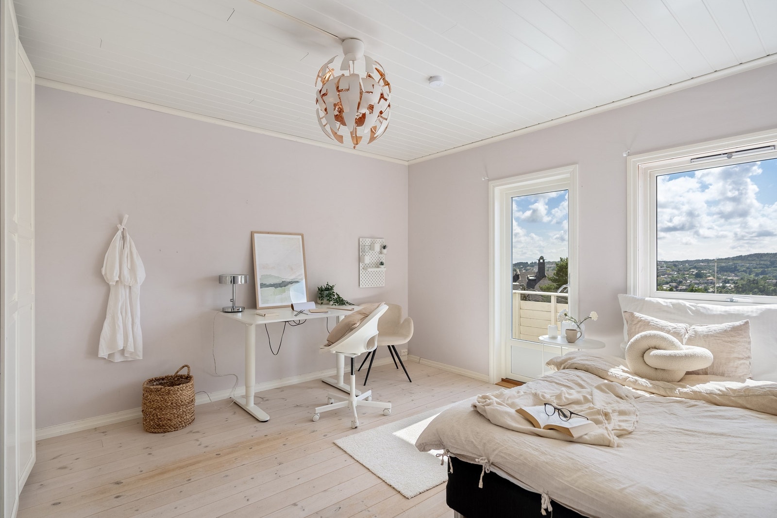 - Boligens 2. soverom er også av god størrelse. Her er det plass til skrivebord, garderobeskap, seng og nattbord! - Galleribilde