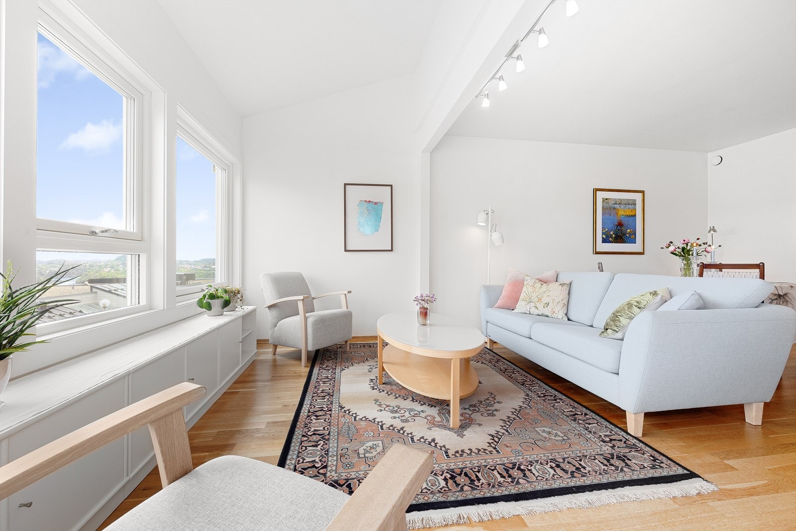 Stuen har god plass til valgfri møblering Galleribilde