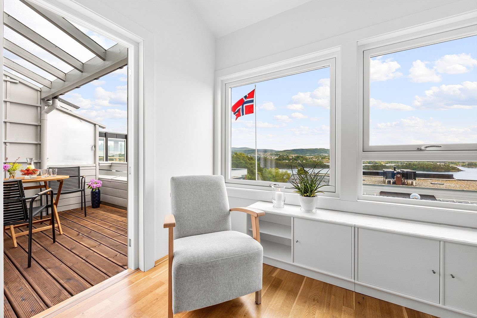 Fra stuen er det utgang til balkong. Galleribilde