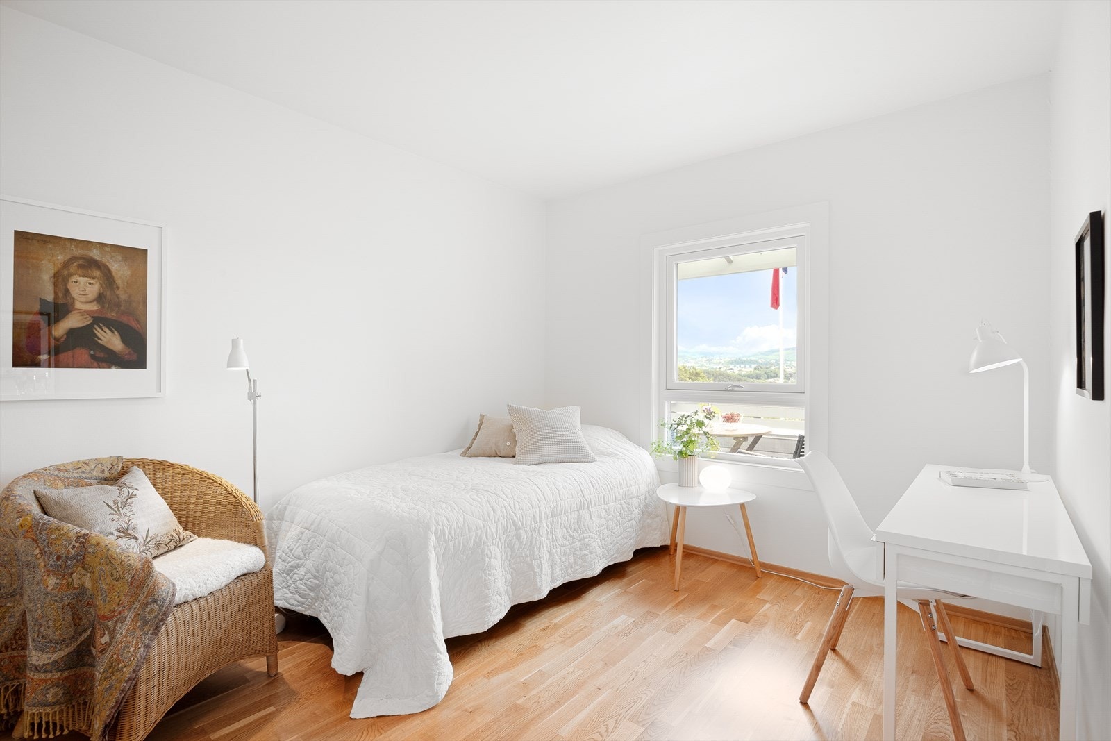 Boligens andre soverom har skyvedørsgarderobe og plass til seng og annet ønsket møblement. Galleribilde