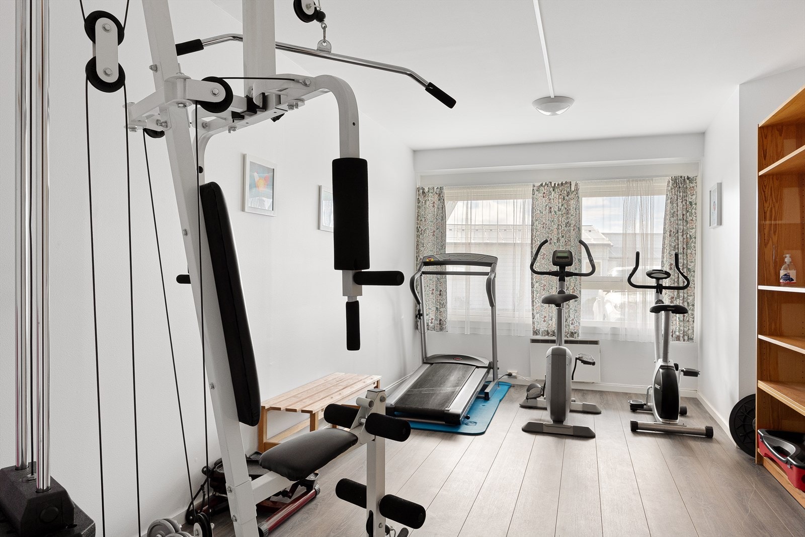 Felles treningsrom med diverse utstyr Galleribilde