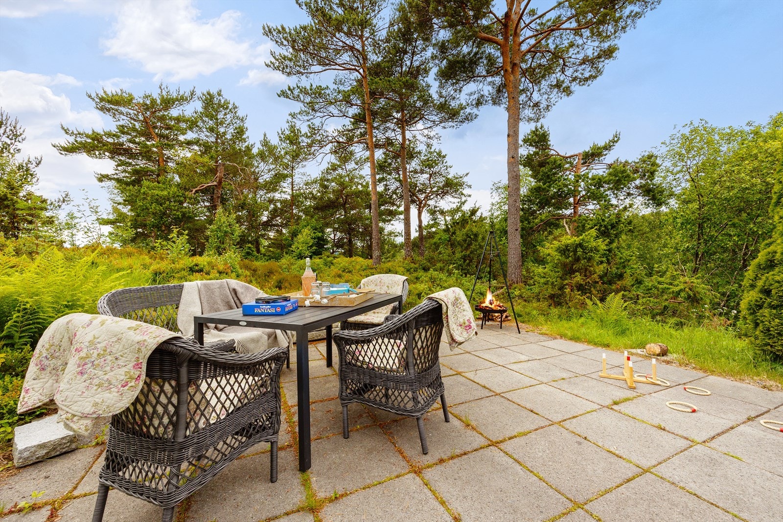 Flott felles uteområde i naturskjønne omgivelser. Galleribilde