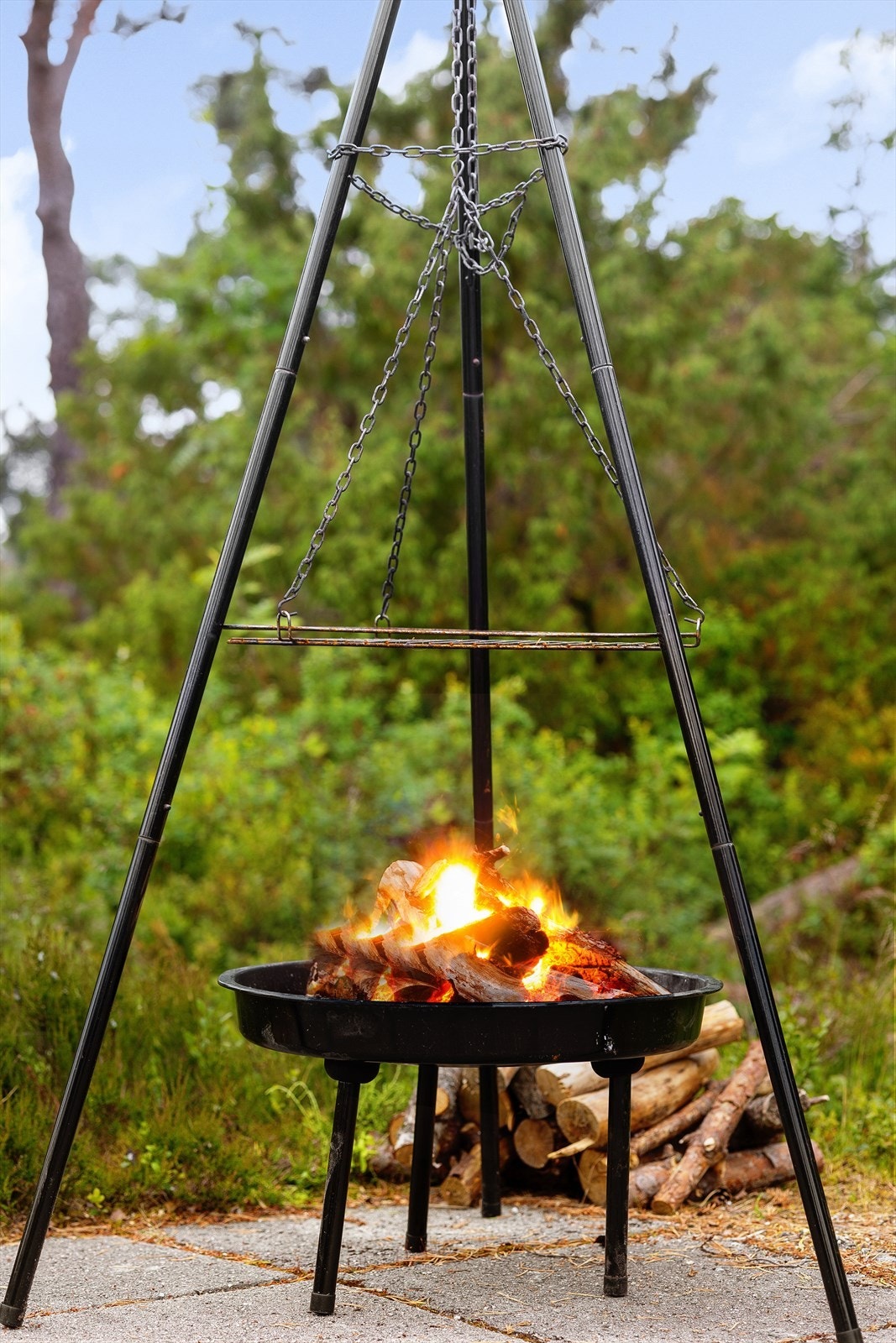 Piknik-område med bålpanne og sittegruppe. Galleribilde
