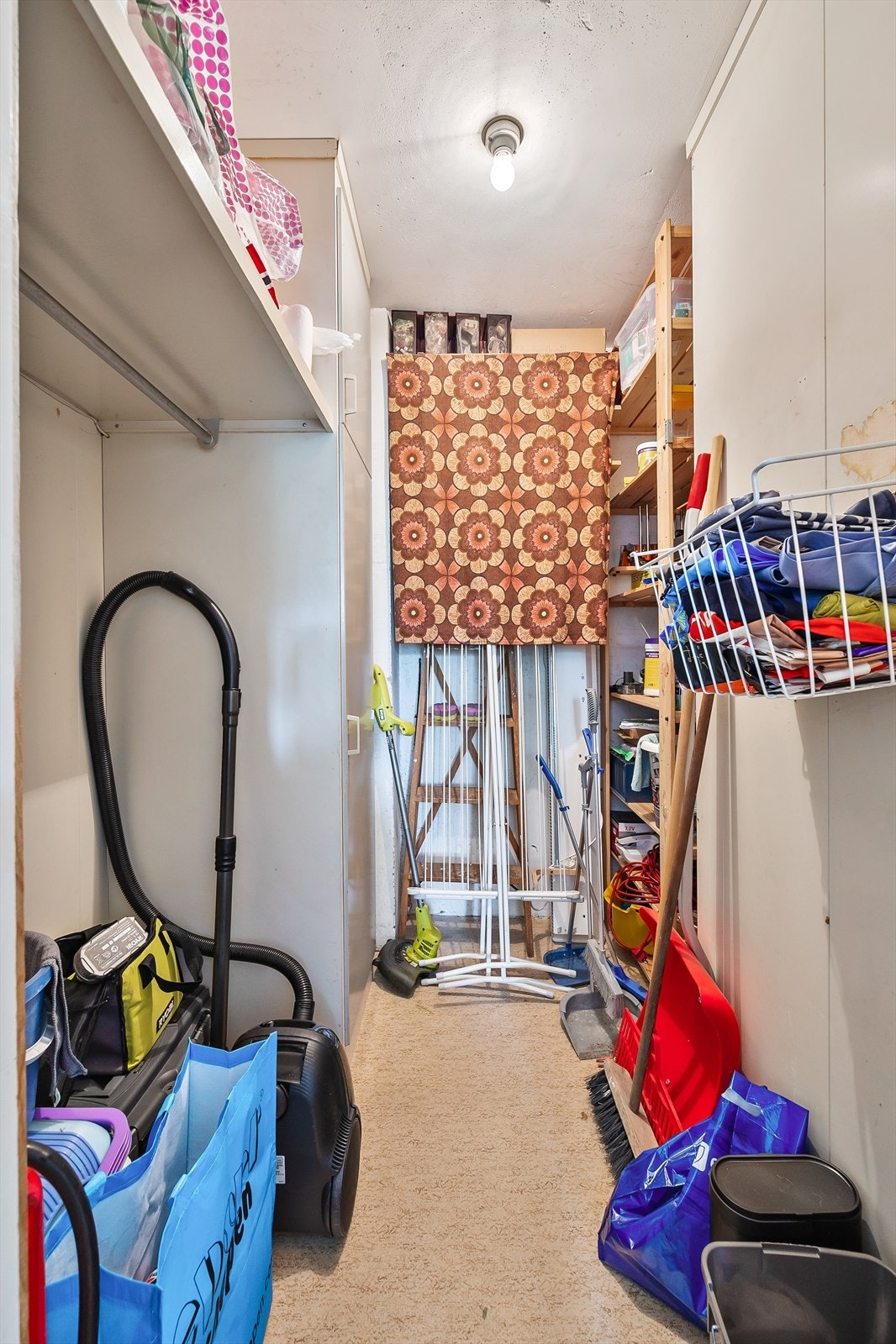 Praktisk bod med mye lagringsplass Galleribilde