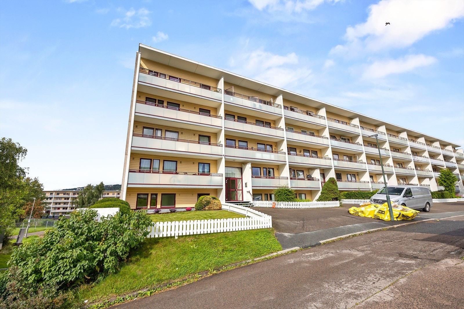 En stor 5-roms selveier med flott intern beliggenhet i første underetasje. Galleribilde