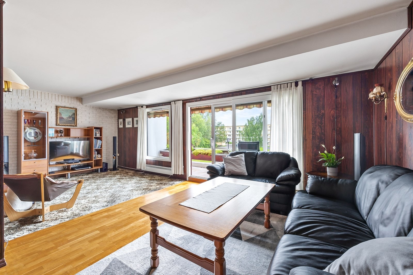 Store glassflater gir mye naturlig lys. Galleribilde