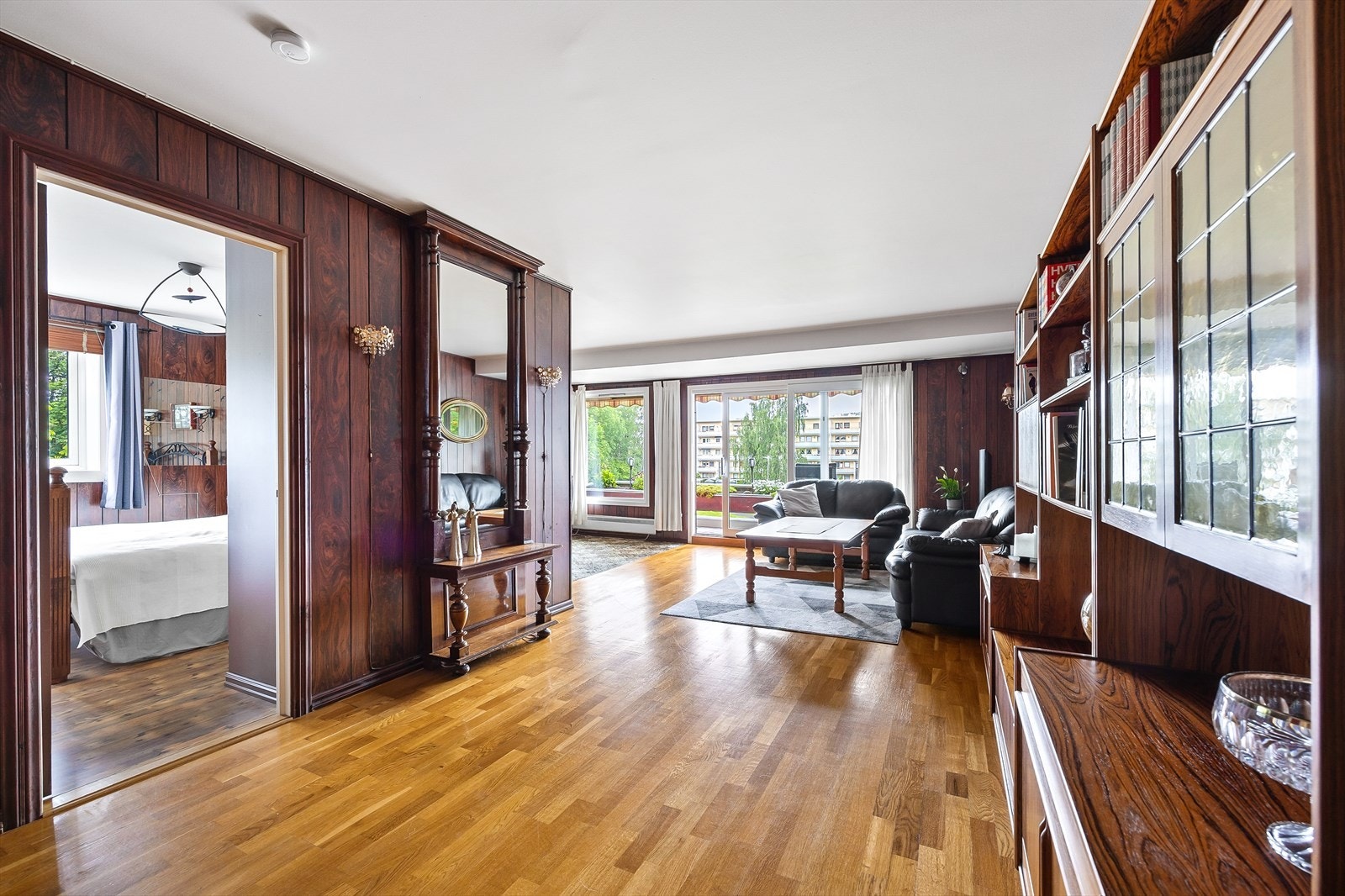 Stue med store vindusflater og flott utsikt Galleribilde