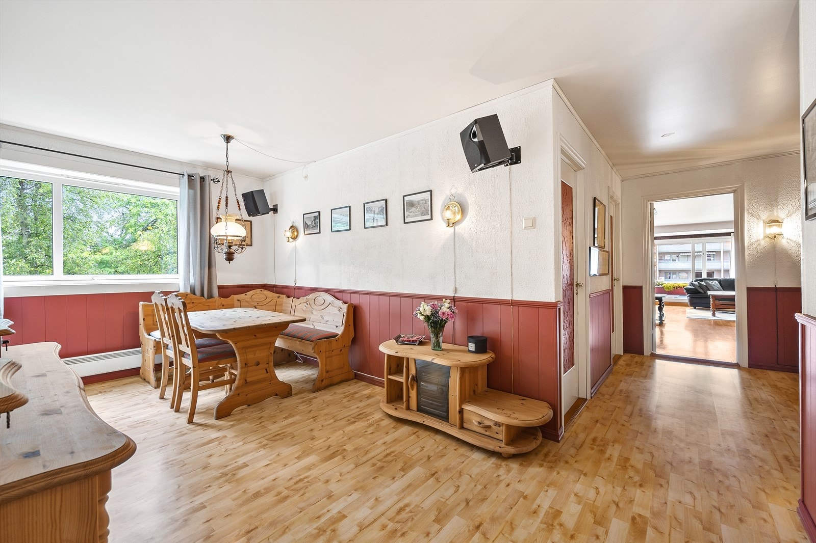 Spiseplass med store vinduer og mye naturlig lys Galleribilde