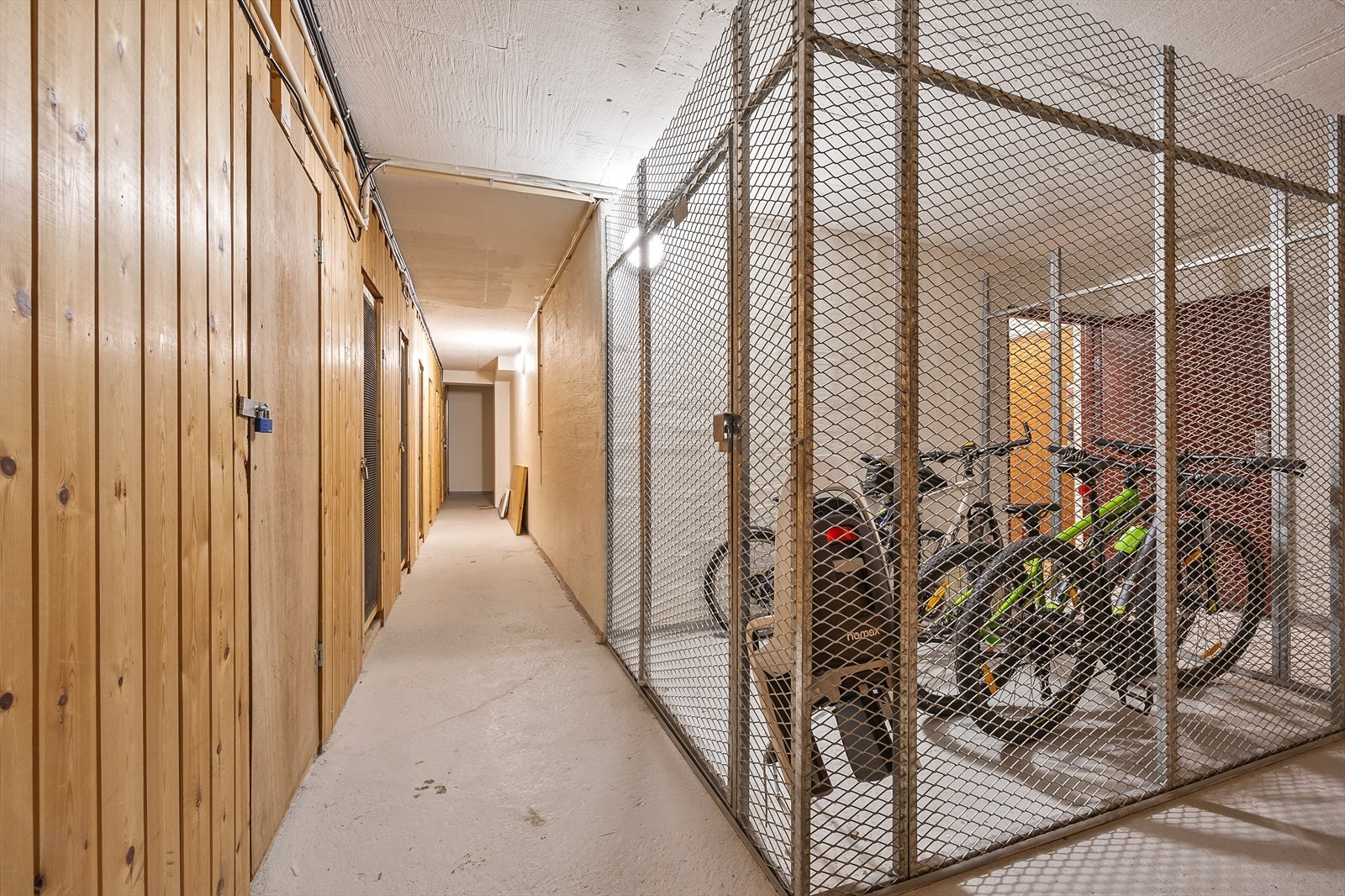 Leiligheten disponerer 2 kjellerboder, samt tilgang på felles sykkelbod. Galleribilde