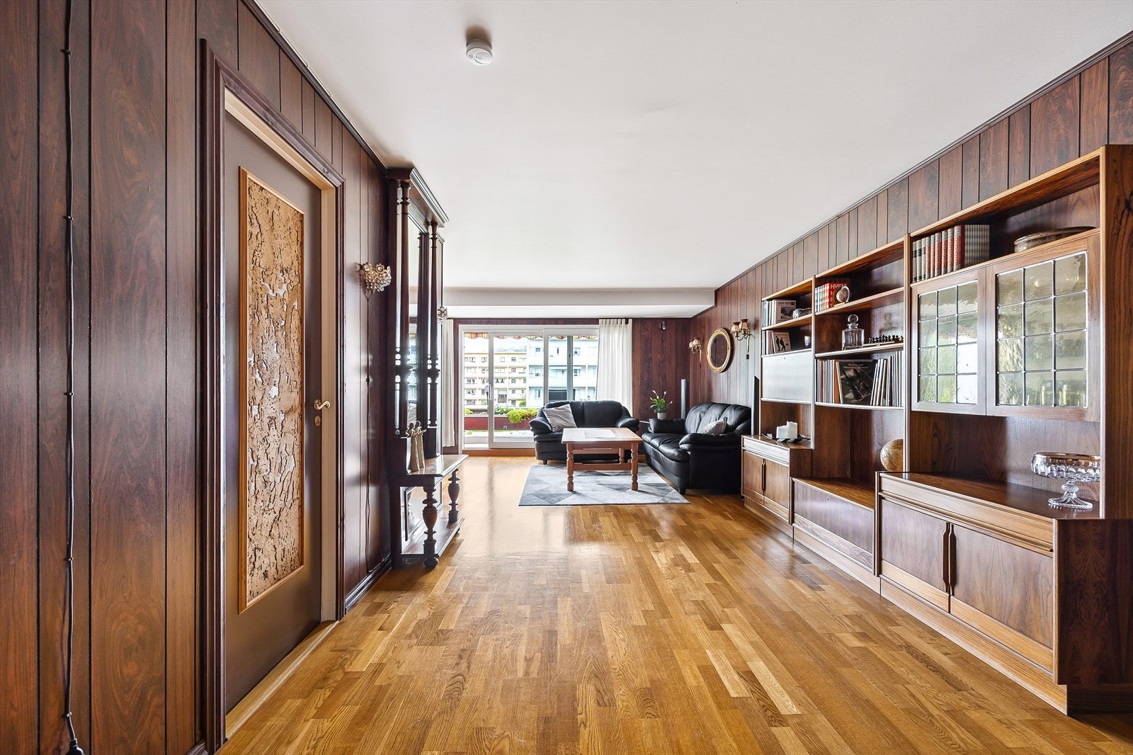 Romslig gang med flott parkettgulv Galleribilde