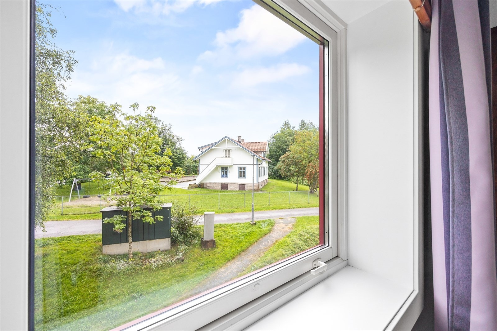 Utsikt fra vinduet mot grøntområder Galleribilde