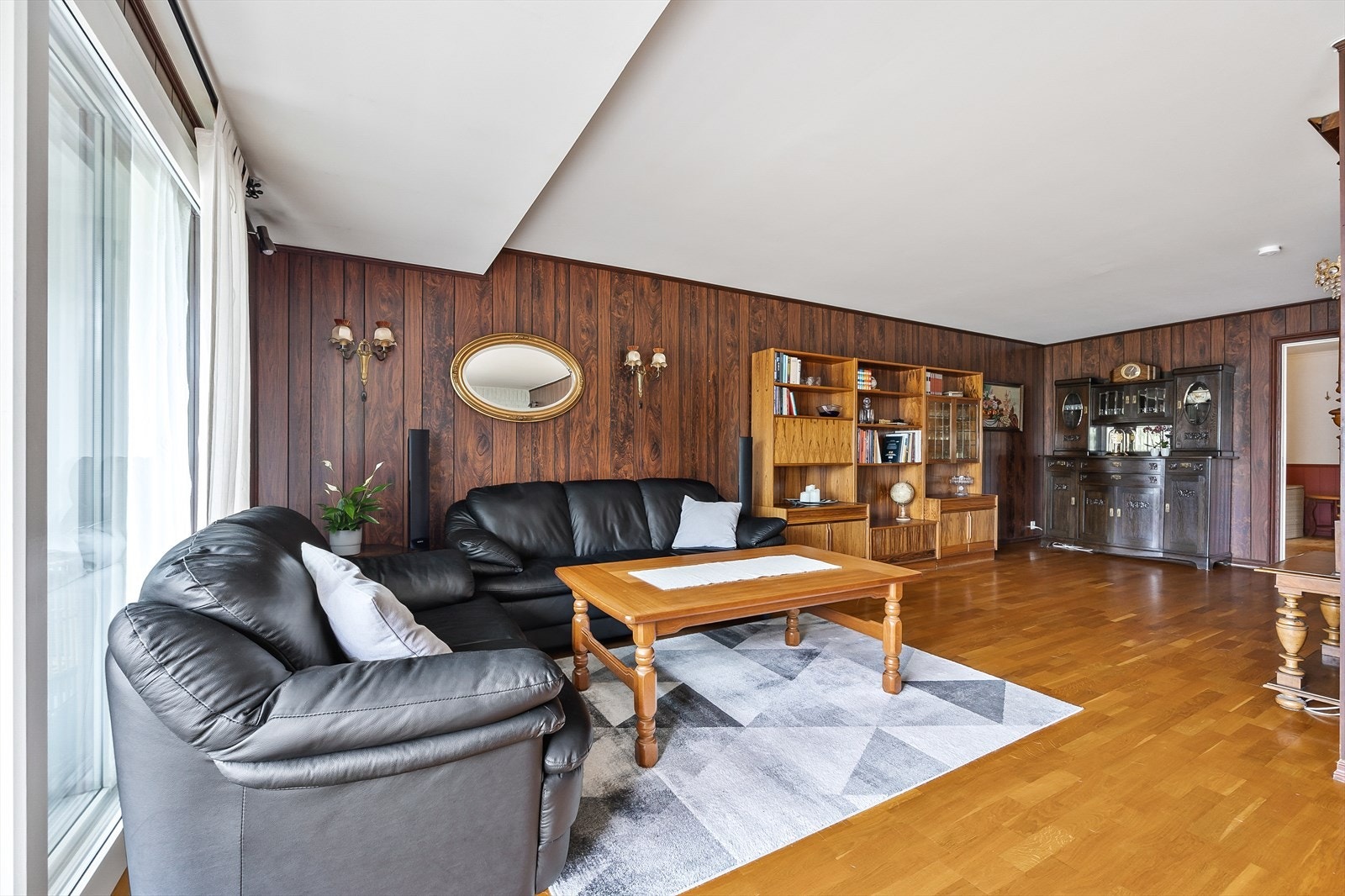 Koselig stue med plass til både sofa og spisebord Galleribilde