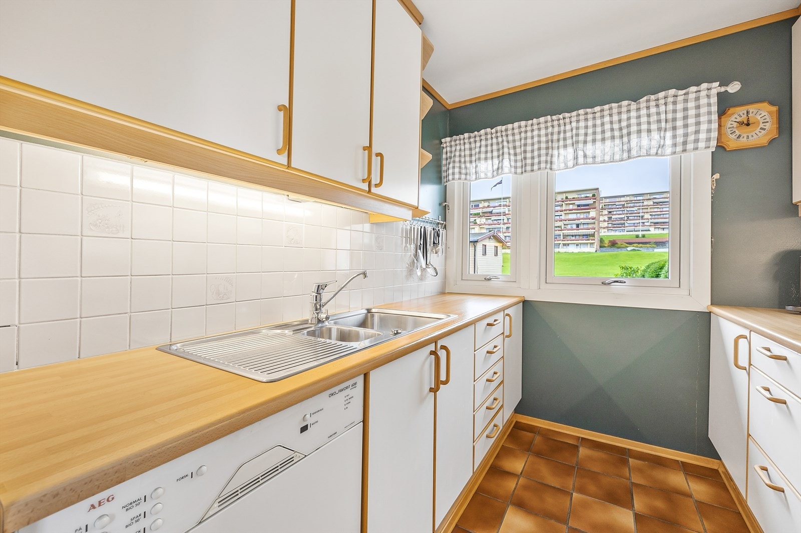 Østvendte glassflater på kjøkkenet (morgensol) Galleribilde