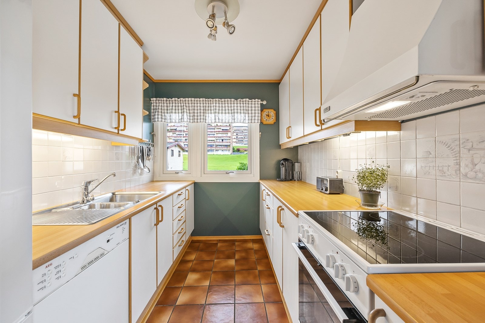 Romslig separat kjøkken med praktisk innredning. Galleribilde