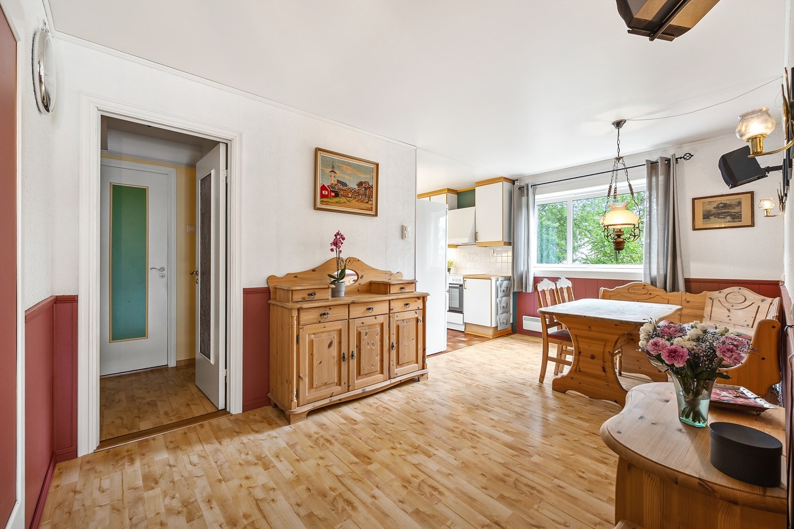 Stor spiseplass i tilknytning kjøkkenet. Galleribilde