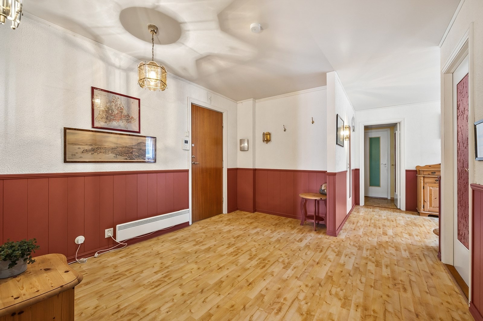 Romslig, lys og luftig entré Galleribilde