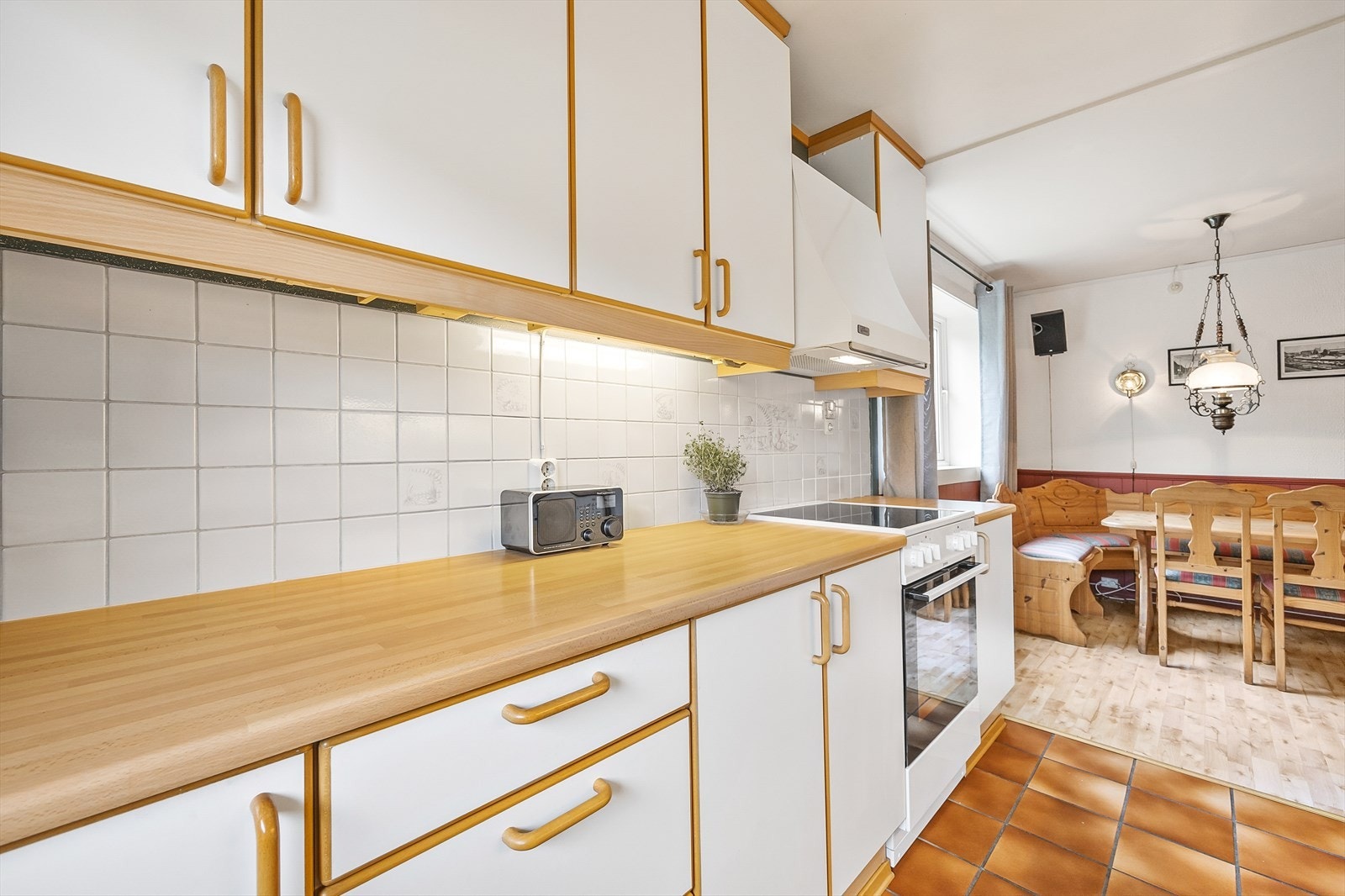 Kjøkken med mye benkeplass Galleribilde