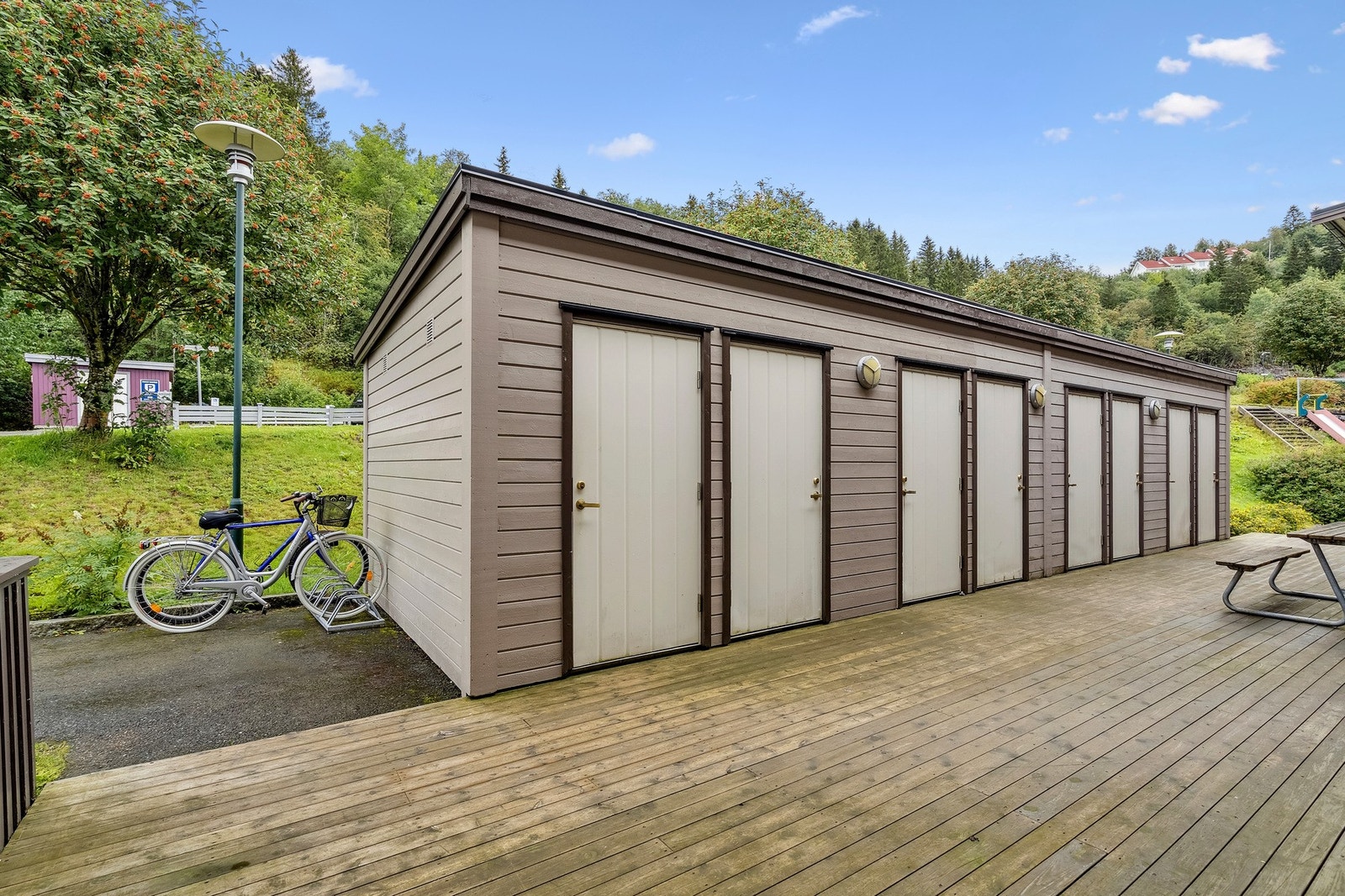 Gode oppbevaringsmuligheter i utebod. Galleribilde