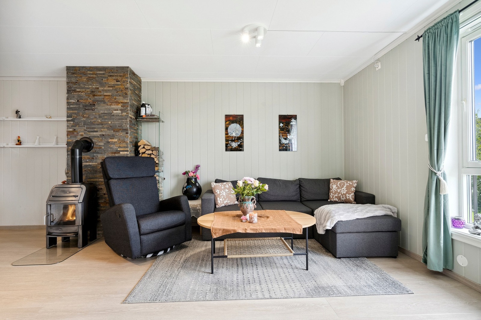 Her har du mulighet til stemningsfull vedfyring i peis. Galleribilde