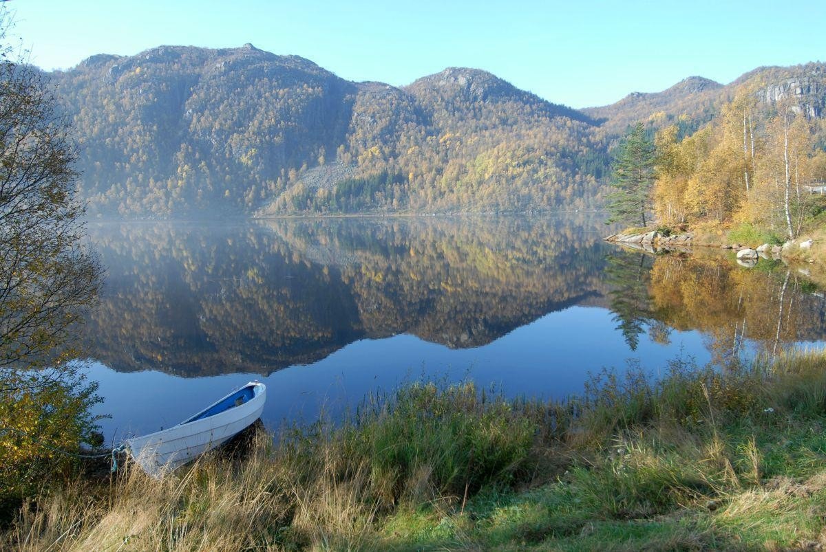 Ljoslandsvatnet med muligheter for bading, padling og fiske Galleribilde