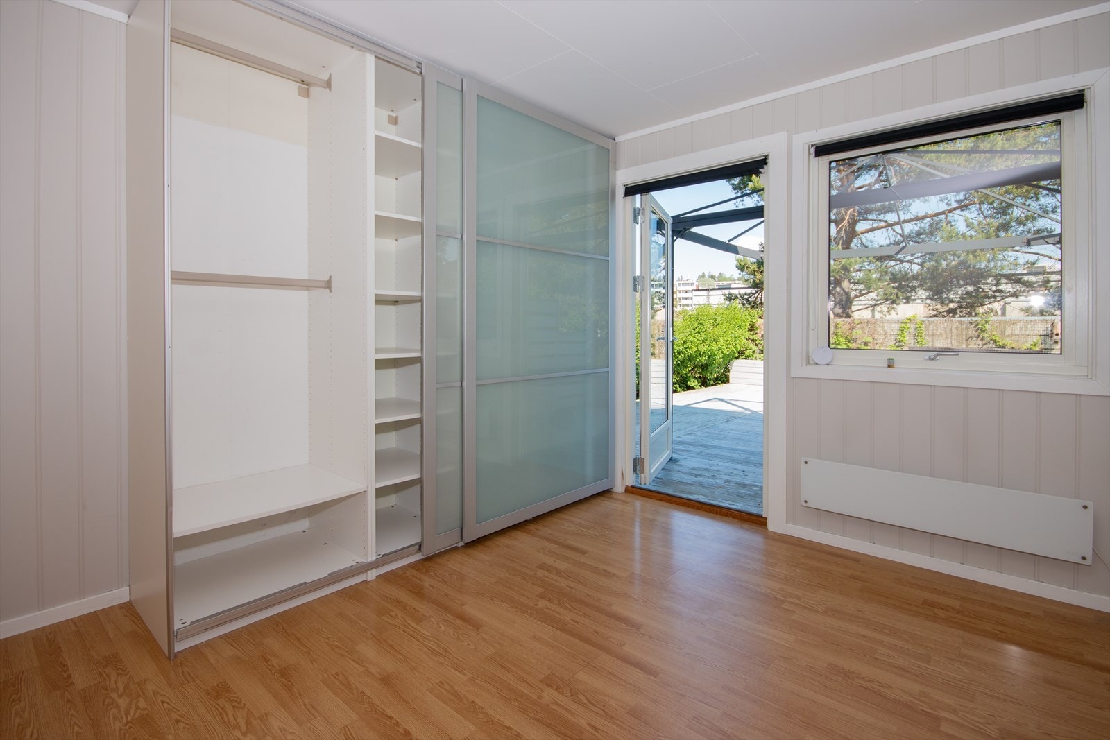 Soverom 1 har utgang til terrasse på baksiden av boligen. Galleribilde