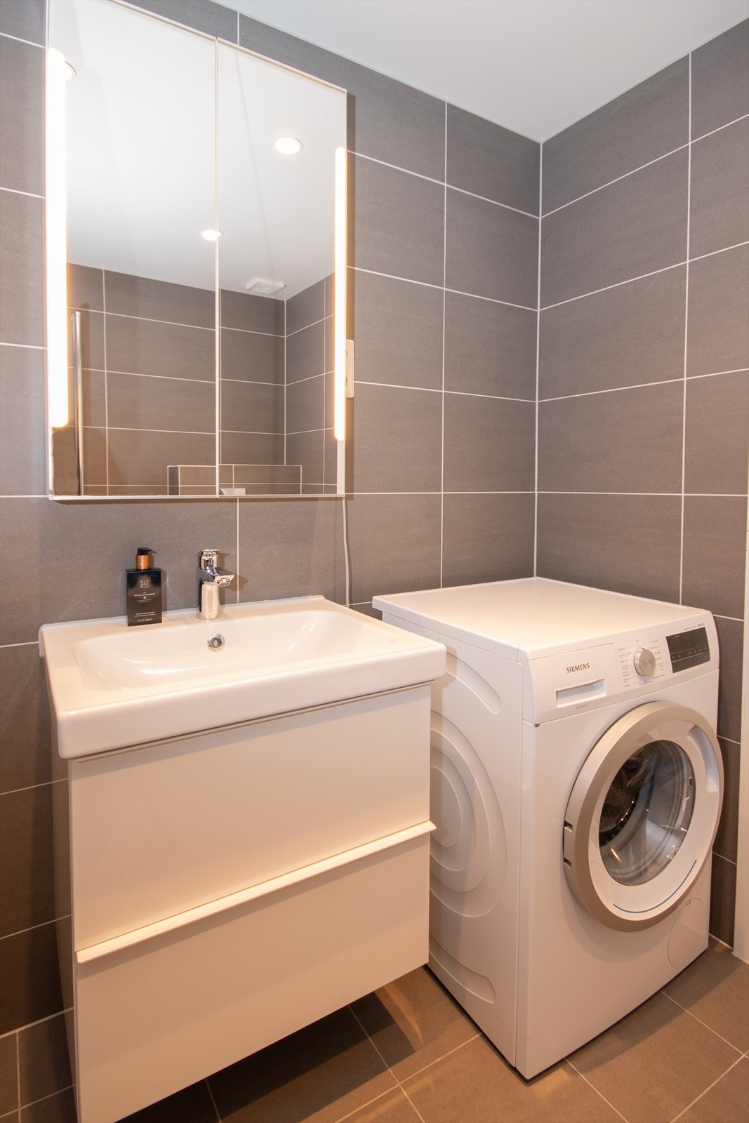 Downlights i taket og integrert lys i speil. Galleribilde