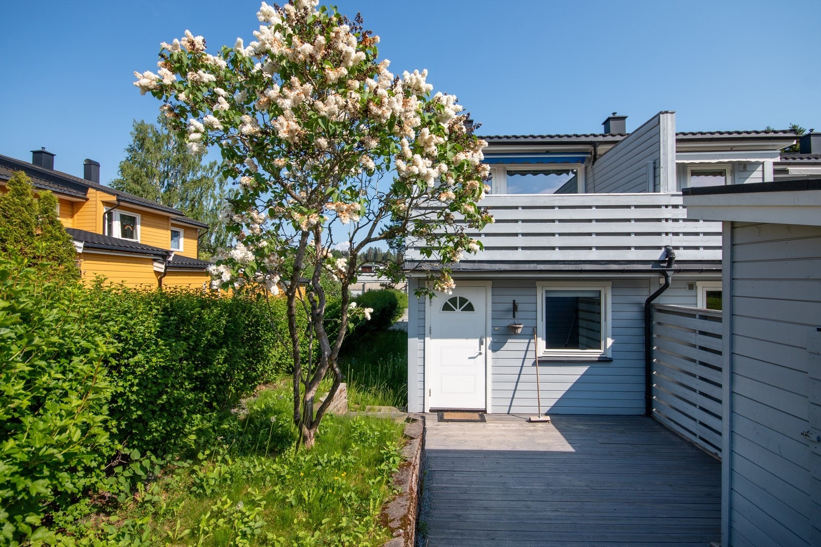 Sydvendt markterrasse ved inngangspartiet på ca. 17 kvm og takterrasse ved stue på ca. 8 kvm. Galleribilde