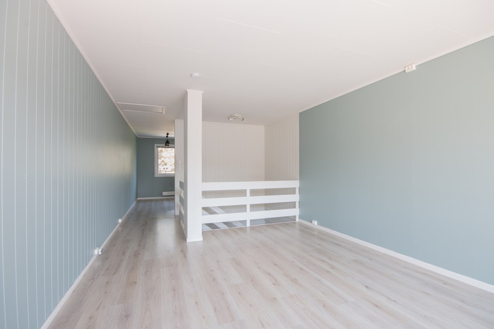 Stuen oppleves som enkel å møblere. Her sett mot kjøkkenet. Galleribilde