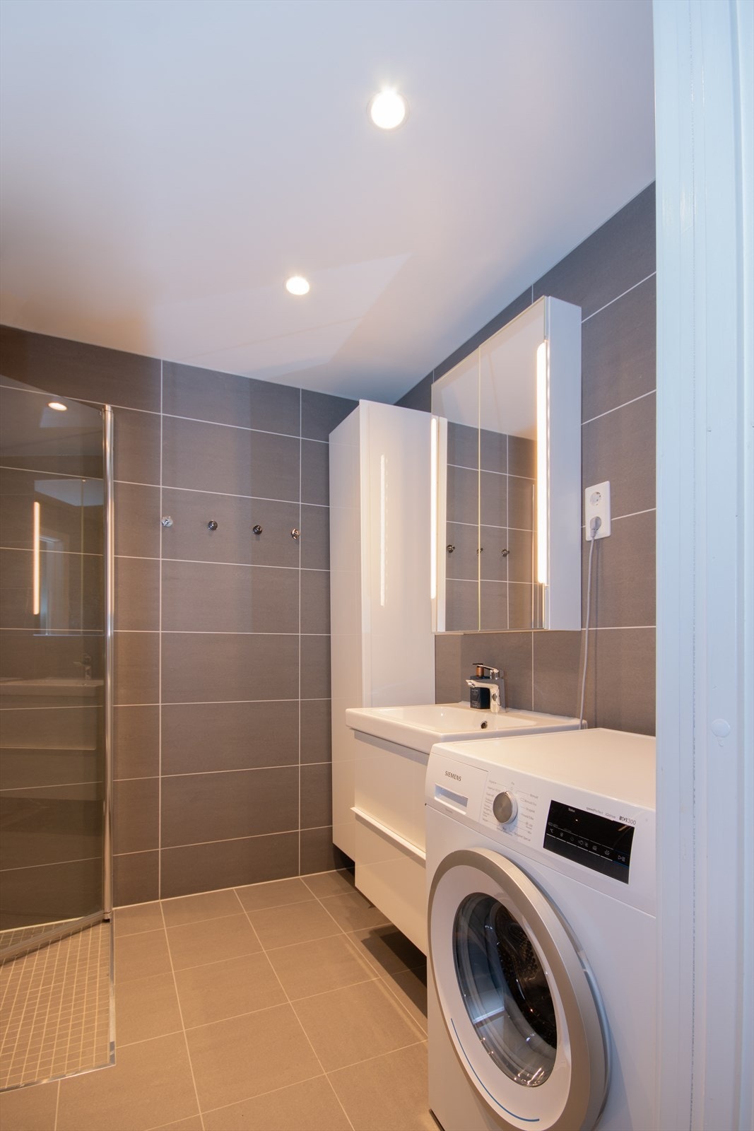 Et pent og praktisk innredet bad oppusset av fagfolk i 2017. Galleribilde