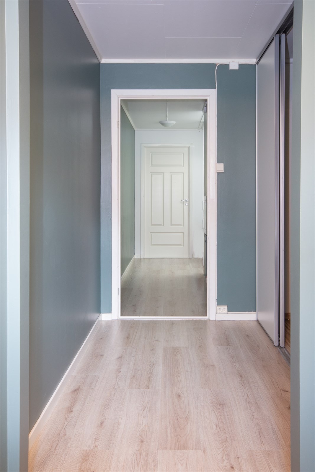 Gang med inngang til omkledningsrom. Galleribilde