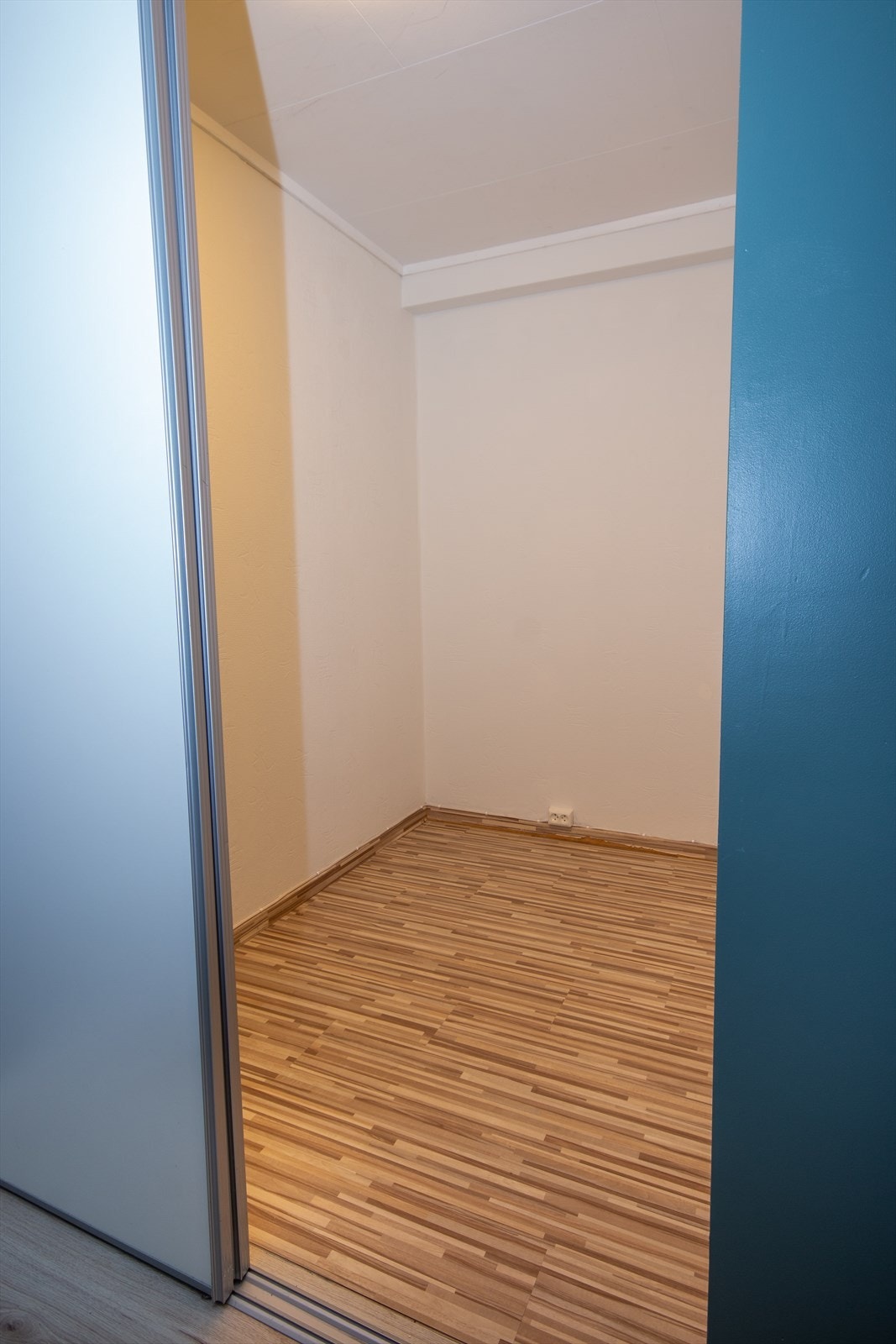 Via skyvedører fra gang i 1. etasje er det et romslig omkledningsrom. Galleribilde