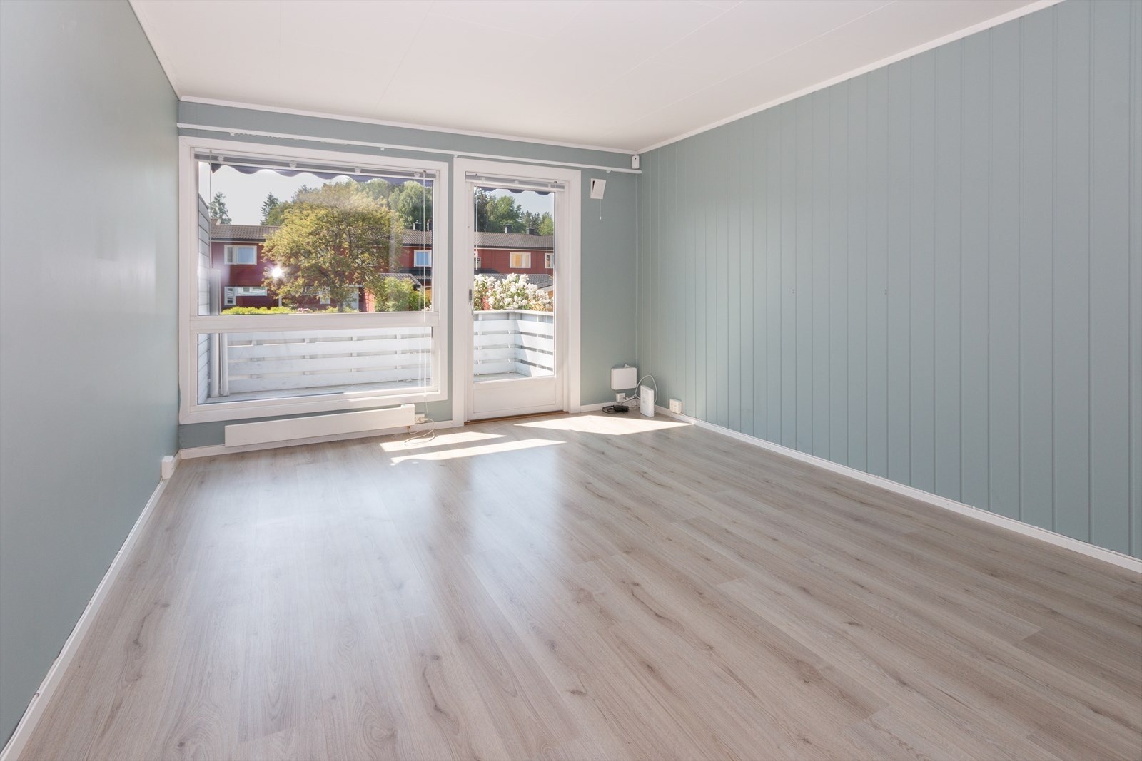 Lys og trivelig stue og utgang til en deilig takterrasse på 8 kvm mot syd. Galleribilde