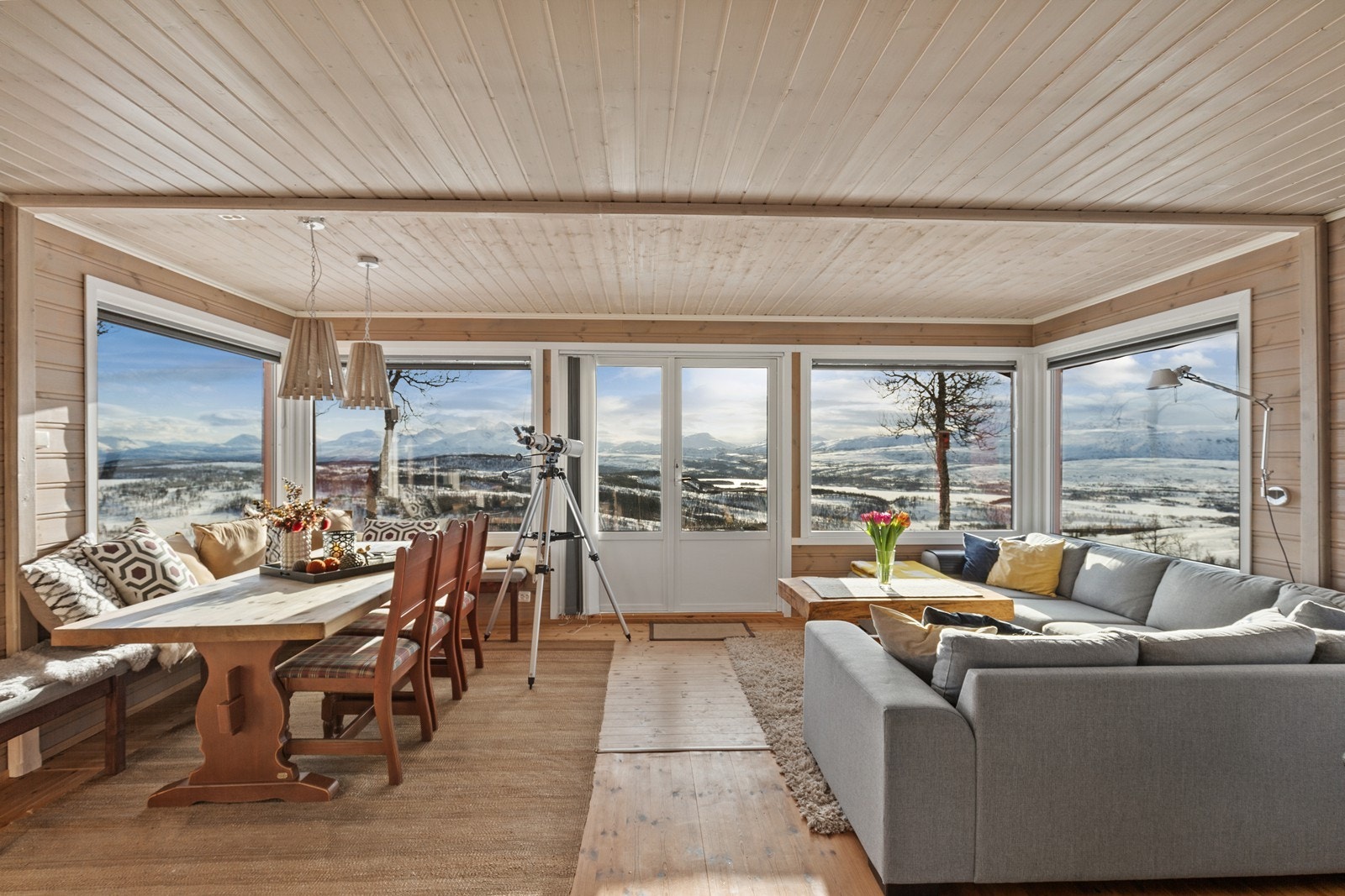 Panoramautsikt og utgang til terrasse med videre tilkomst til bakkeplan Galleribilde