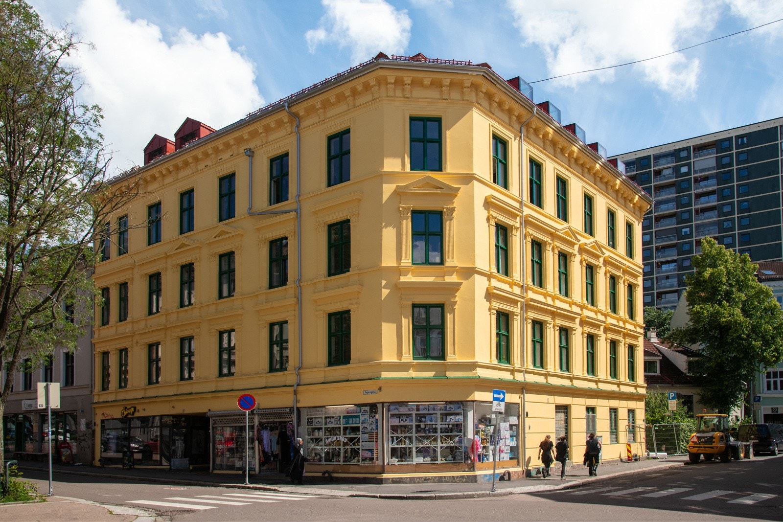 Flott klassisk bygård hvor fasade og tak er renovert nylig. Galleribilde