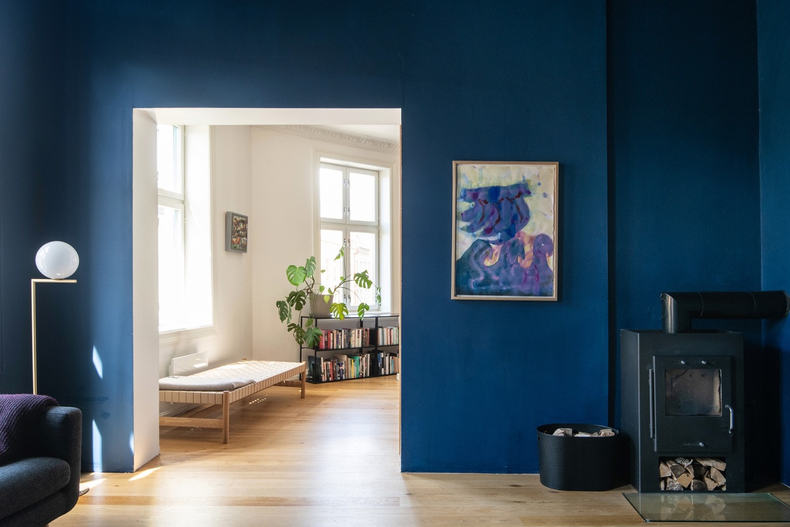 En stor lun stue med moderne løsninger for farger. Her er vegger, lister og tak malt i samme farge. Galleribilde