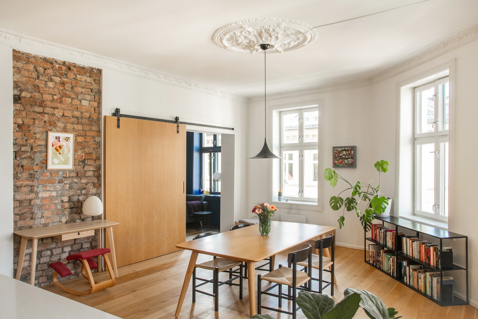 Flott skyvedør skiller stuen og spisestuen. Galleribilde