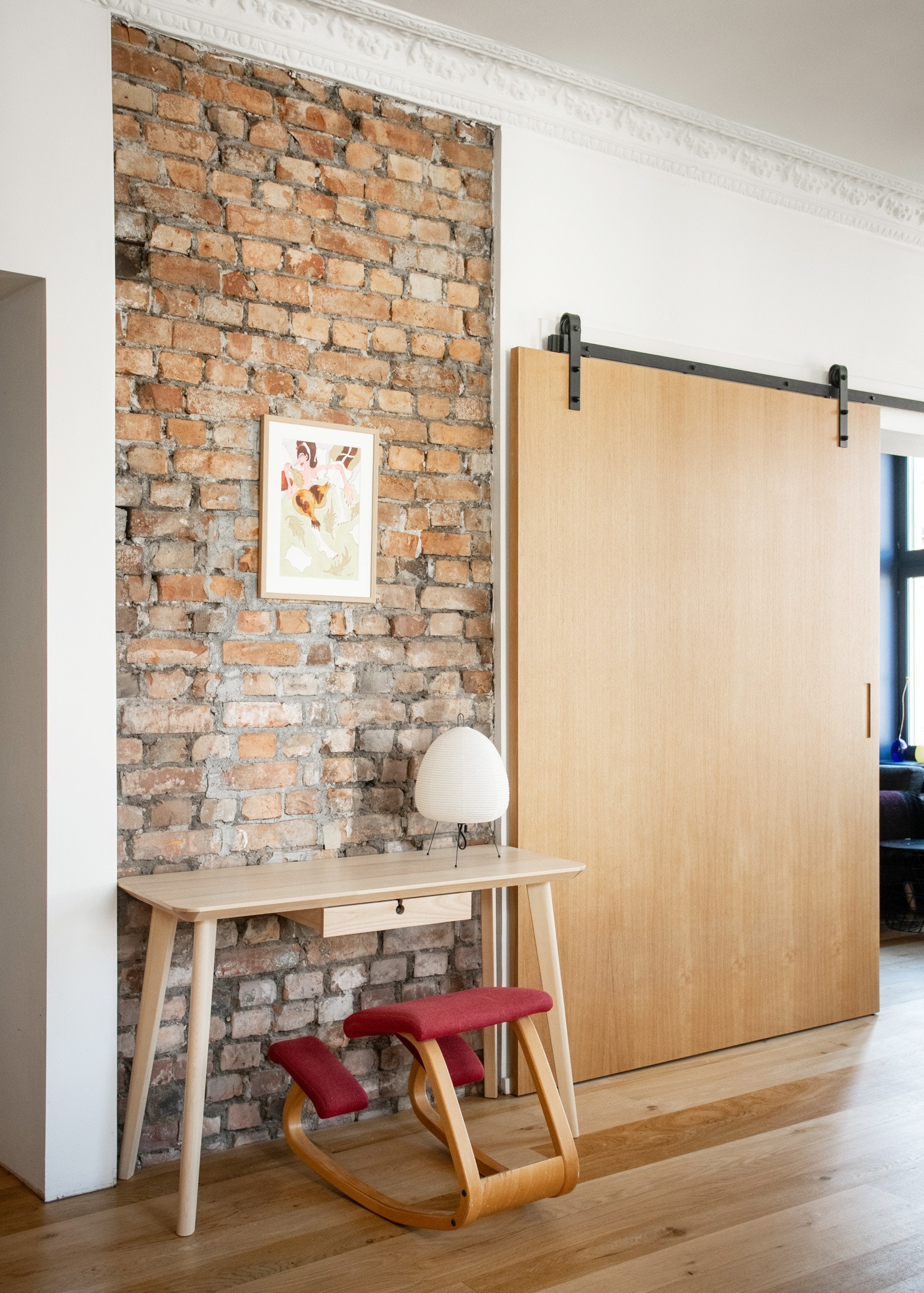 Leiligheten har en gjennomført løsning med flott gamle detaljer og nye moderne materialvalg. Galleribilde