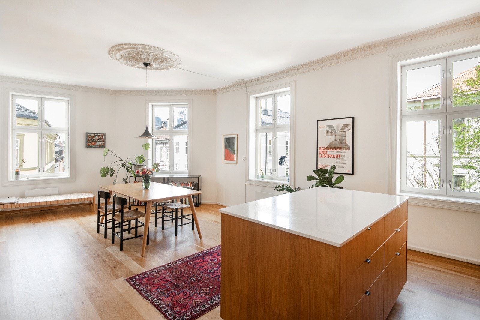 Kjøkkenet har en størrelse som kan tillate også å ha sofagruppe. Her har man rikelig med naturlig lys. Galleribilde