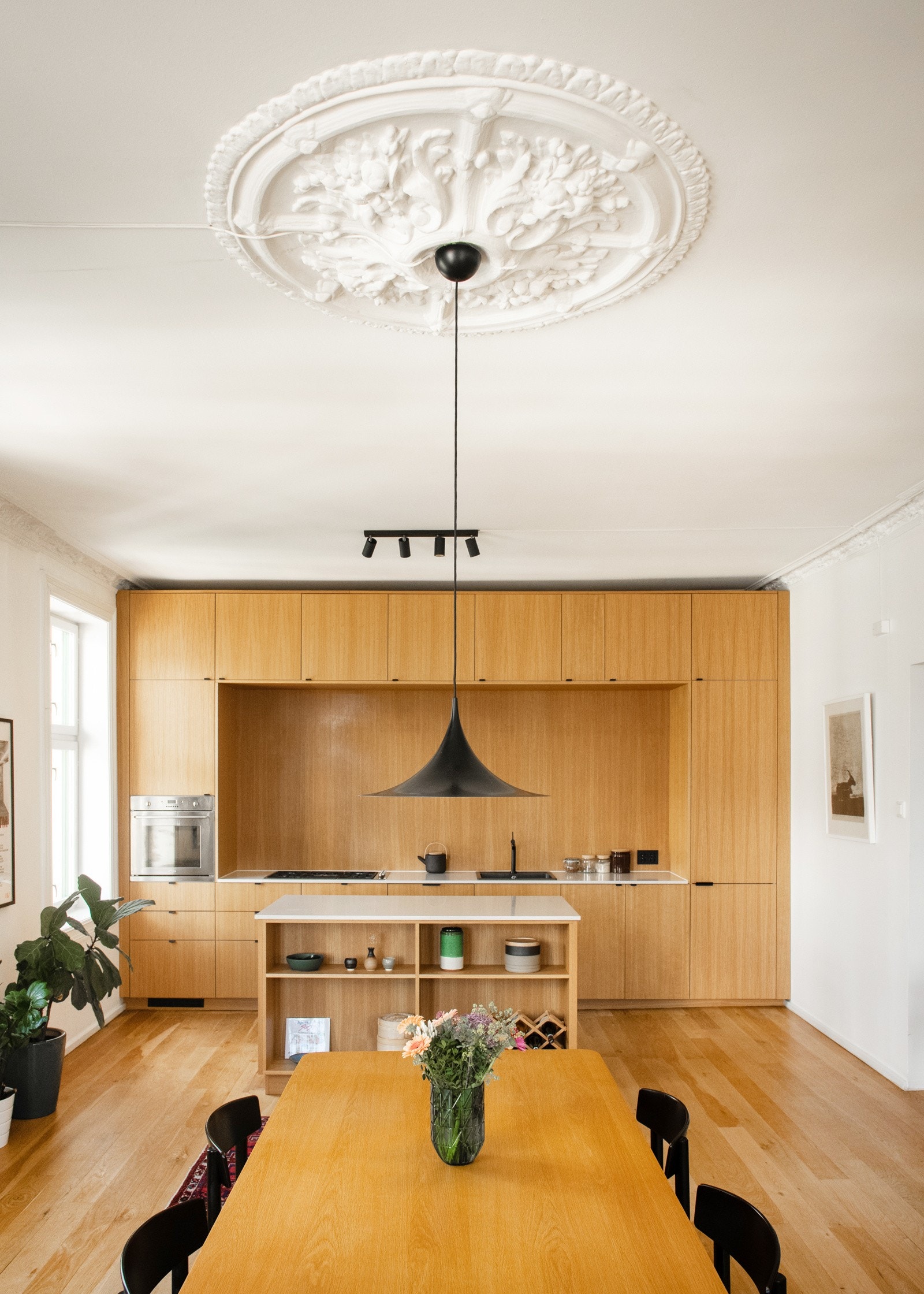 Leiligheten har flotte klassiske detaljer som langstrakte vinduer og rosett og stukkatur. Galleribilde