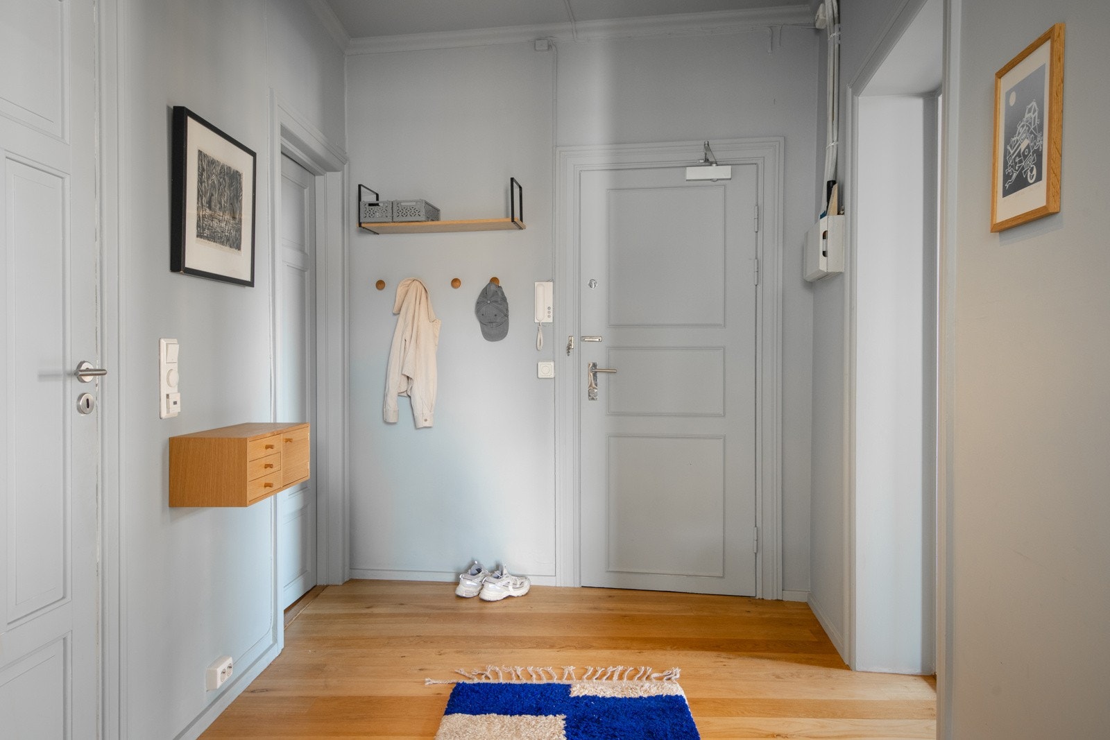 Romslig gang med god plass til yttertøy og sko. Galleribilde