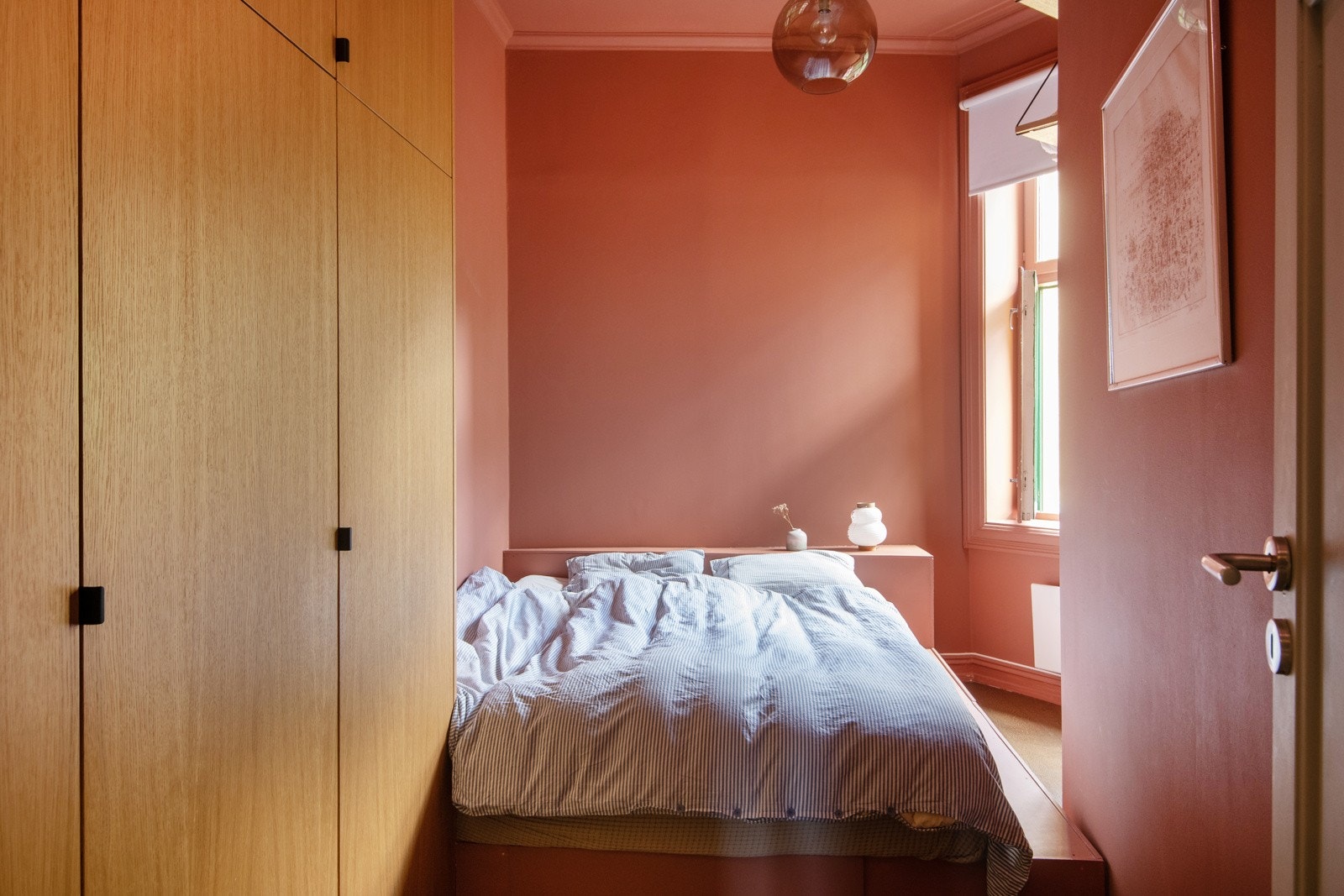 Hyggelig soverom vendt mot rolig bakgård. Her er det en flott plassbygget sengebunn og gode oppbevaringsmuligheter i stort garderobeskap. Galleribilde